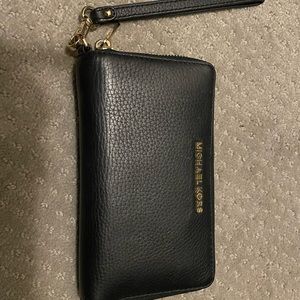 Gently used in great condition Michael Kors wristlet.